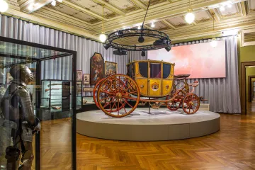 Dvanáct století v jedné expozici. Národní muzeum probírá Dějiny v kočáře i na bojišti