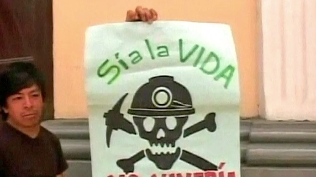 Peruánci protestují proti budování dolu Conga