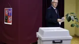 Prezidentský kandidát Jiří Drahoš odevzdal svůj hlas v prezidentských volbách v pražských Lysolajích.