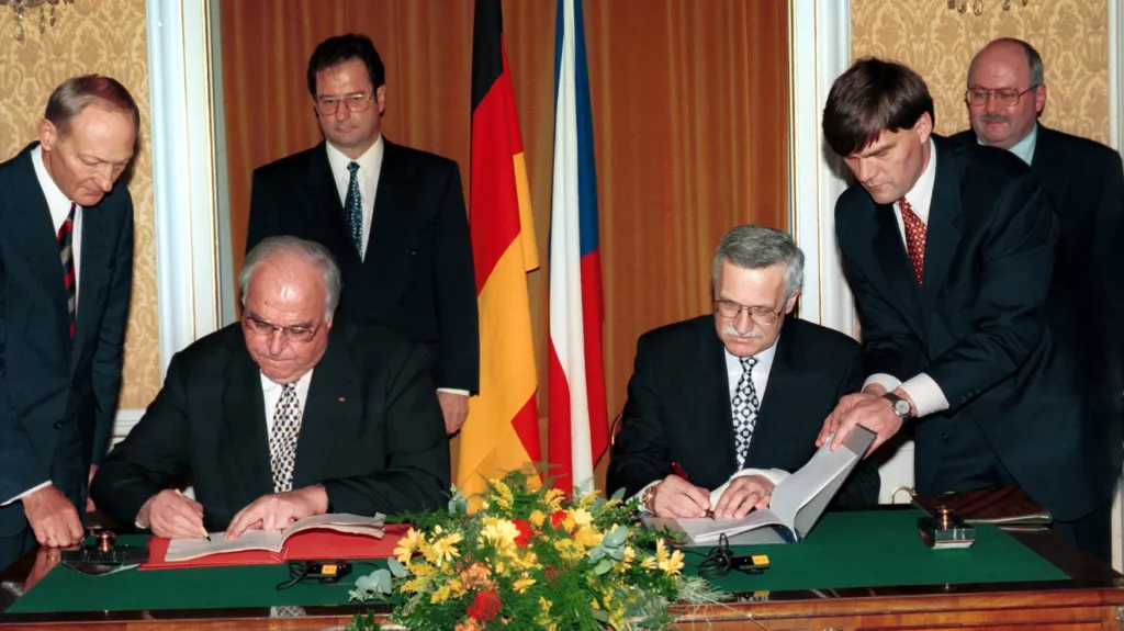 Podpis z rukou tehdejších šéfů vlád - Václava Klause a Helmuta Kohla