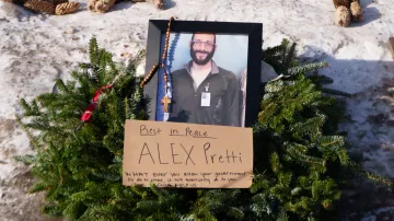 Věnec obklopuje fotografii Alexe Prettiho u provizorního památníku poblíž místa, kde byl Pretti zastřelen federálními agenty