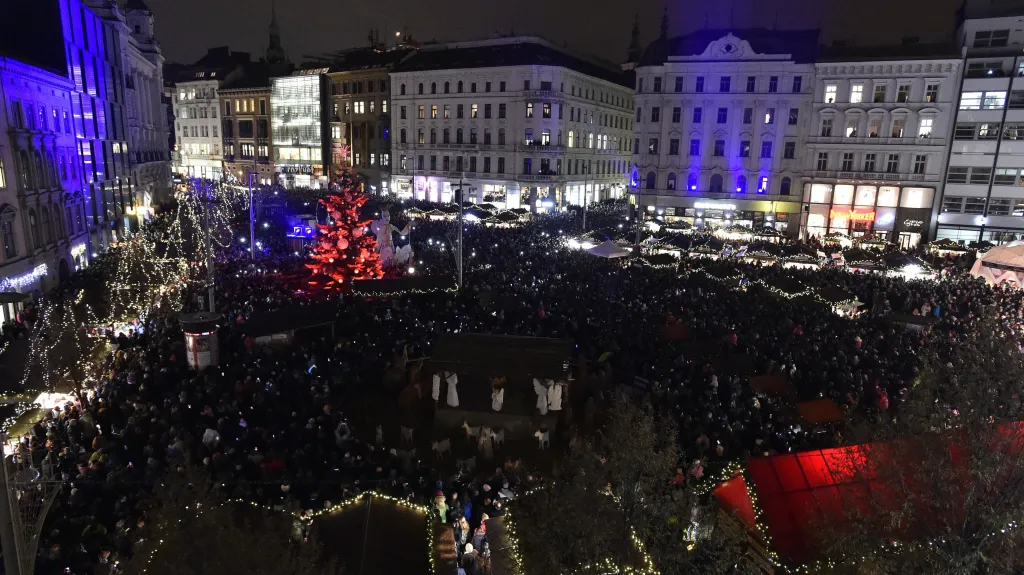 Koncerty, divadla a jiné akce lákají na náměstí také v adventu