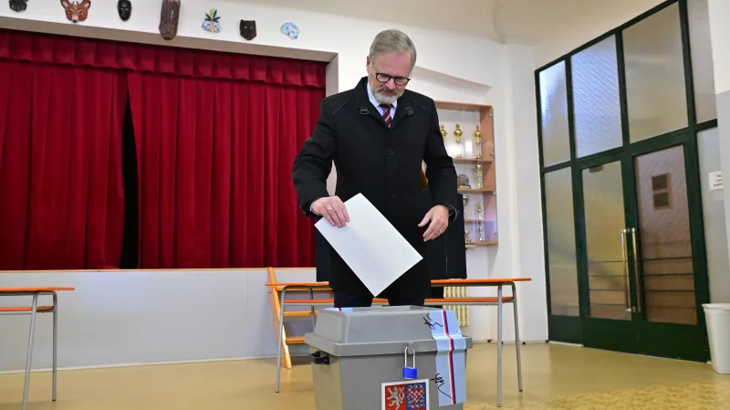Premiér Petr Fiala (ODS) odevzdal svůj hlas ve volbách do Poslanecké sněmovny