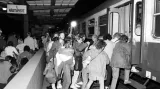 Východoněmečtí uprchlíci odjíždějí z libeňského nádraží v Praze do Západního Německa
