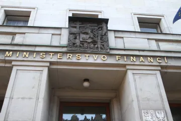 Veřejné finance loni skončily v menším deficitu než o rok dřív, dluh stoupl na 44 procent HDP