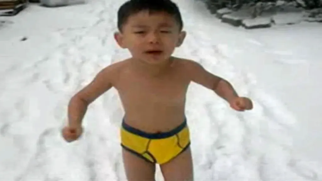 Malý Číňan nahý v mrazu
