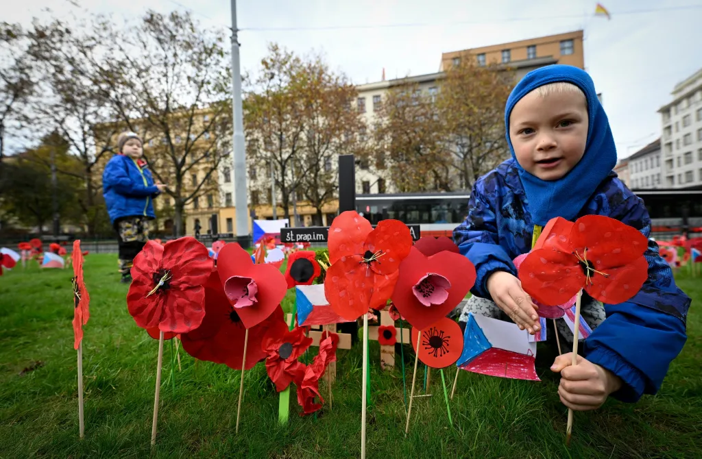 Oslava Dne válečných veteránů na náměstí Míru v Praze.