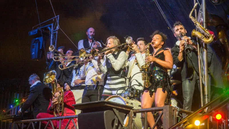 Cirque Inextremiste a Surnatural Orchestra v inscenaci PIC