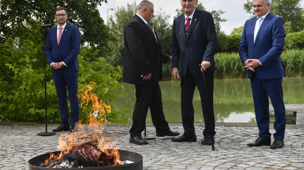 Miloš Zeman nechal na Hradě spálit červené trenýrky