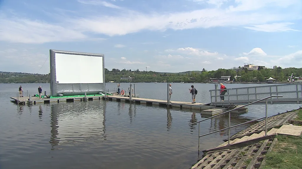 Nafukovací kino na Brněnské přehradě