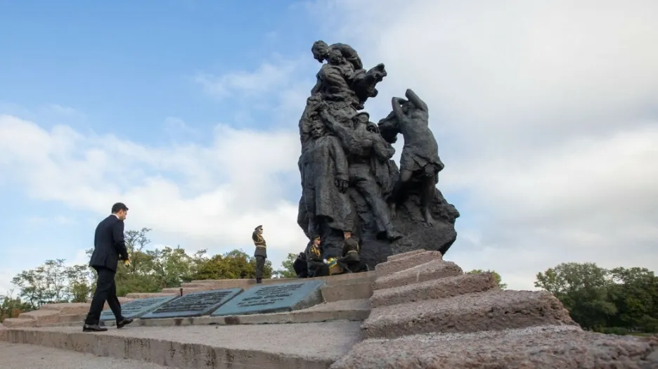 Ukrajinský prezident Volodymyr Zelenskyj u památníku obětem masakru v Babím Jaru