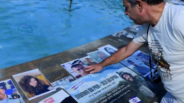 Fotografie na fontáně, která se stala neoficiálním památníkem rukojmí, padlých vojáků a obětí útoku ze 7. října 2023