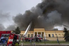 Požár haly v Polici neohrozí výrobu ani pracovní místa, slibuje spolumajitel firmy