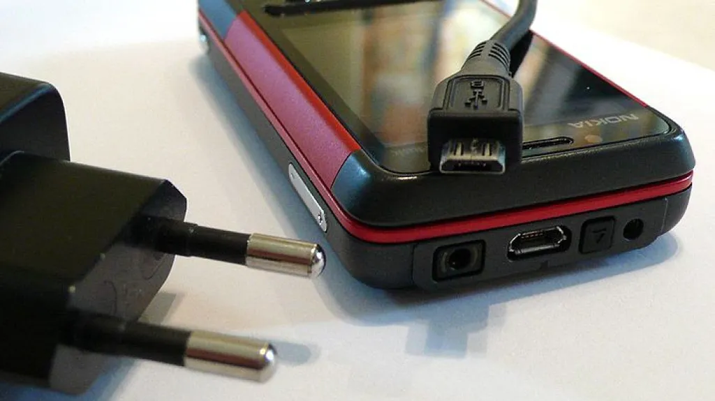 Mikro USB nabíječka na mobilní telefon