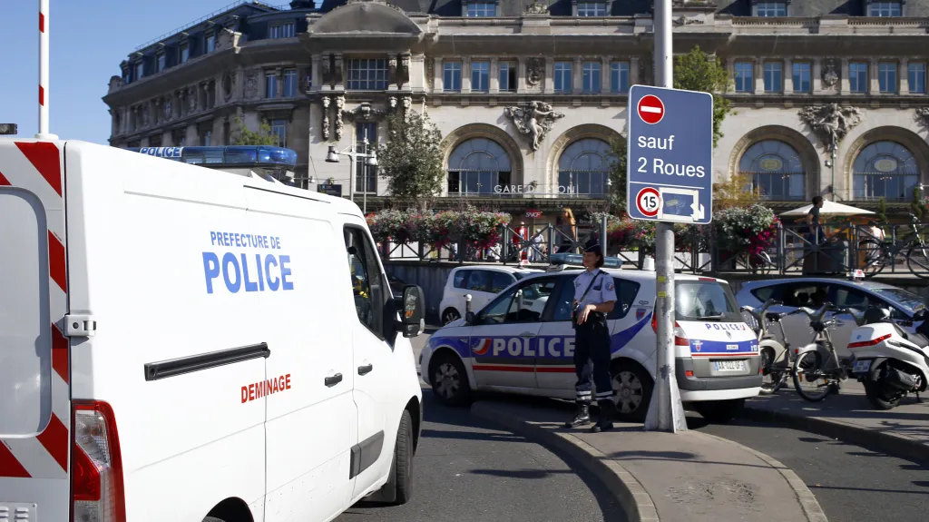 Policejní zásah před Lyonským nádražím v Paříži