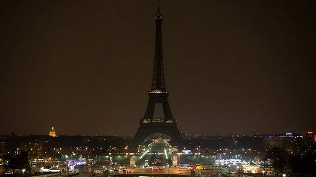 Eiffelova věž drží smutek za oběti teroristických útoků v Paříži