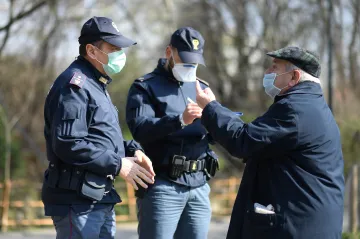 V Itálii zemřelo za den téměř osm set lidí s koronavirem. Kuba se uzavírá cizincům, Kyjev zastaví MHD