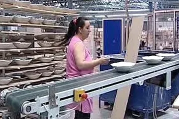 Zaměstnancům Karlovarského porcelánu hrozí exekuce, pomáhá jim i kraj