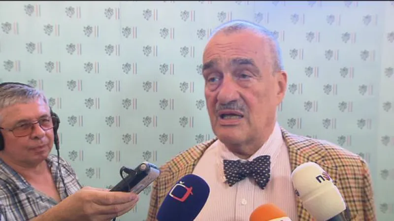 Nečasův dalajlamismus rozhněval opozici i Schwarzenberga