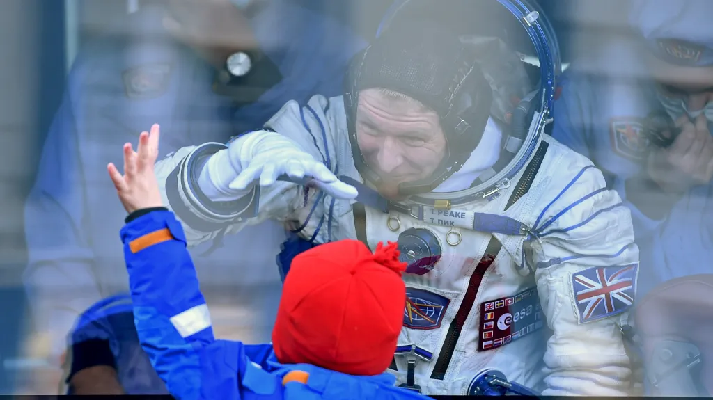 První britský astronaut Tim Peake se loučí se svými dětmi před odletem na ISS