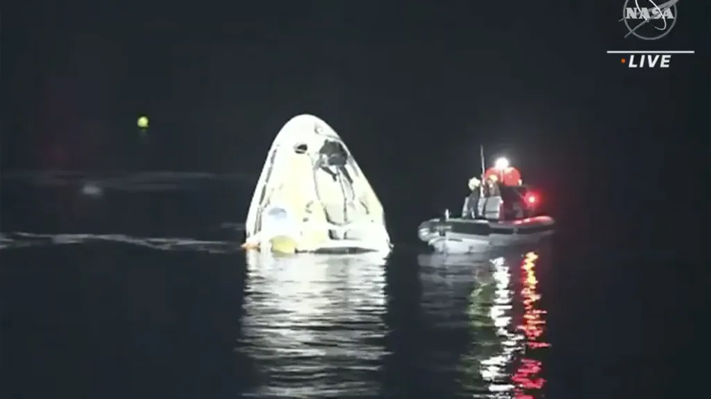 Kapsule společnosti SpaceX po přistání na hladině Mexického zálivu
