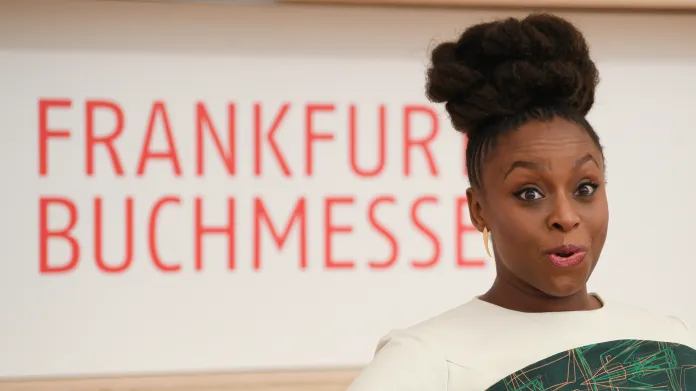 Chimamanda Ngozi Adichieová na knižním veletrhu ve Frankfurtu