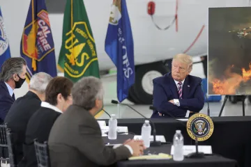 Trump navštívil spálenou Kalifornii. „Kéž by s vámi věda souhlasila,“ vytkl mu radní nedůvěru ve změnu klimatu