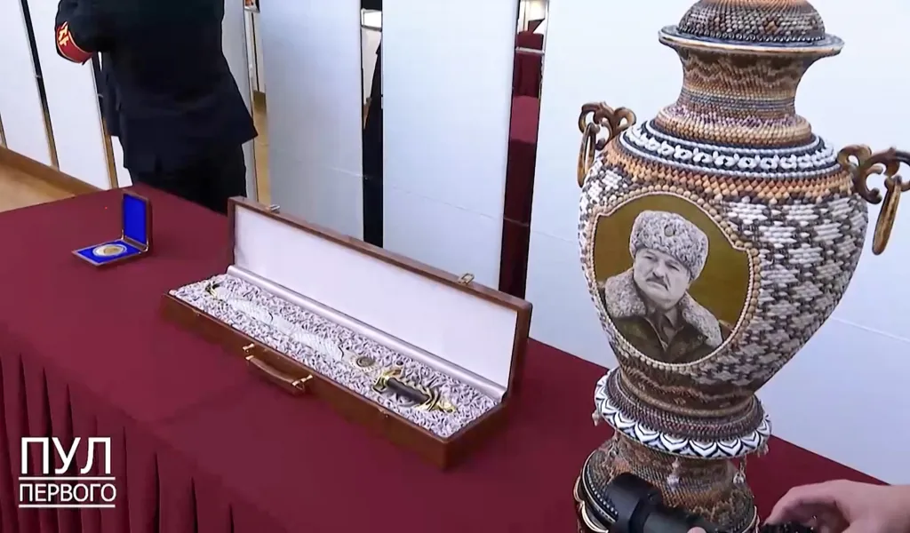 Severokorejský diktátor Kim Čong-un daroval běloruskému diktátorovi Alexandru Lukašenkovi meč a vázu s jeho portrétem