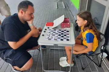 „My se bráníme.“ Desetiletá šampionka v dámě získala hrou peníze na pomoc ukrajinské armádě