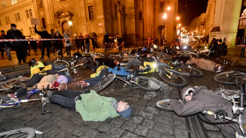 Happening na Křižovnickém náměstí proti připravovanému zákazu vjezdu kol do centra Prahy (11. 12. 2017)