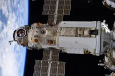 Ruský modul Nauka nečekaně zažehl motory, vychýlil tak vesmírnou stanici z kurzu. NASA proto odložila start mise