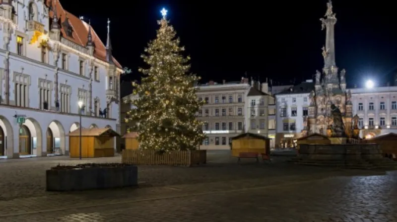 Vánoční strom v centru Olomouce se rozzářil 29. listopadu 2020 kvůli pandemii koronaviru netradičně v 6 hodin ráno, aby se sešlo co nejméně diváků.,  Autor: Luděk Peřina,  Zdroj: ČTK