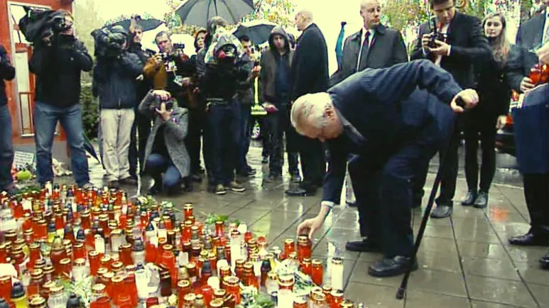 Miloš Zeman zapálil na pietním místě svíčku