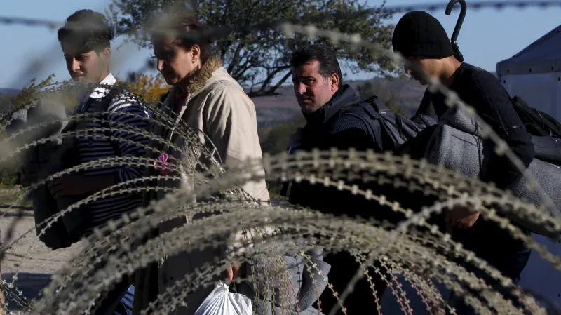 Uprchlíci překračující řecko-makedonskou hranici