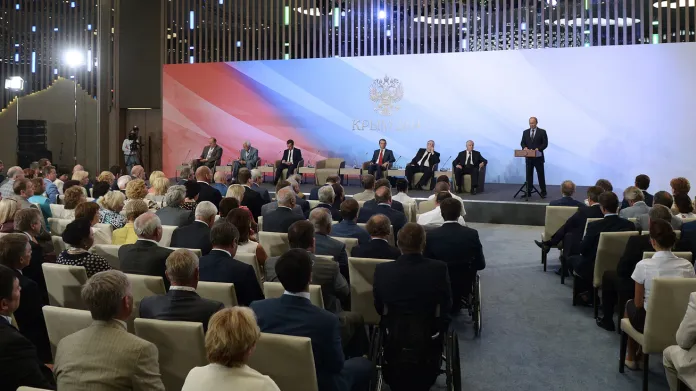 Vladimir Putin na krymském setkání s poslanci a ministry