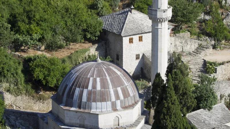 Křesťanské a muslimské svatostánky v těsném sousedství