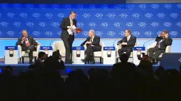 Turecký premiér odchází z pódia v Davosu