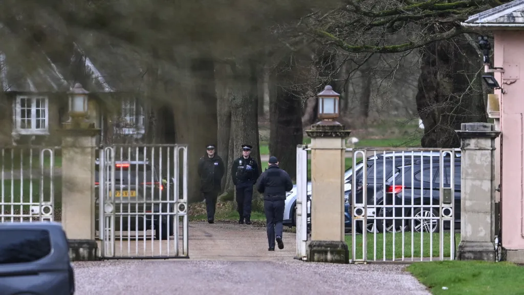 Policisté u vstupu do Royal Lodge na zámku Windsor, 20. 2. 2026