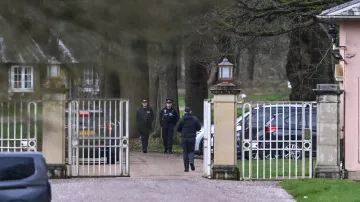 Policisté u vstupu do Royal Lodge na zámku Windsor, 20. 2. 2026