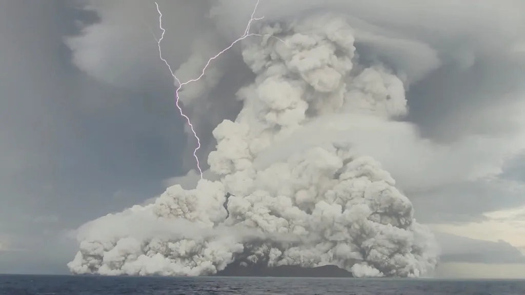 Erupce sopky u Tongy