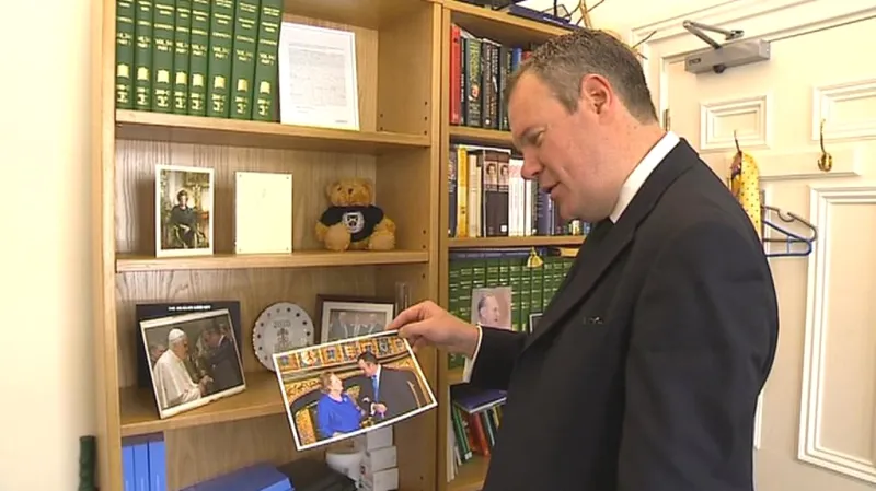 Conor Burns ukazuje společnou fotografii s Thatcherovou