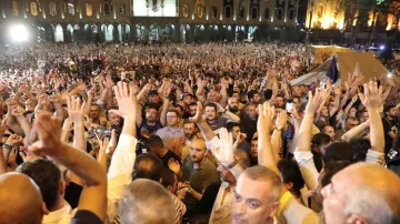 Rozlícený dav v centru Tbilisi