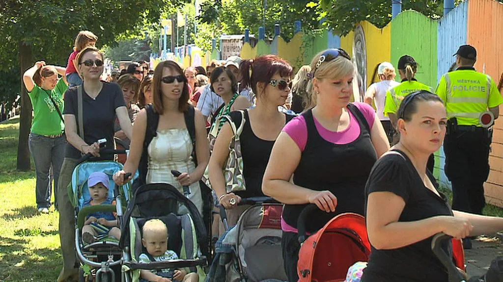 Maminky s kočárky ve Žlutých lázních