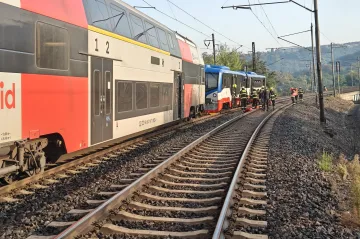 Při srážce vlaků v Praze se zranily desítky lidí. Strojvůdce projel návěstidlo