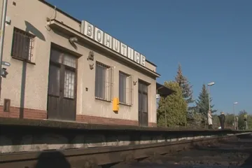 České dráhy jim zavřely nádraží, teď musí čekat pod přístřeškem