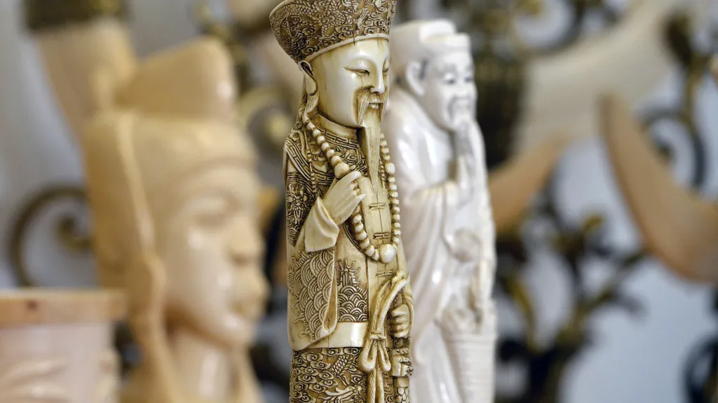 Sošky ze slonové kosti, které zabavili ruzyňští celníci