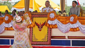 Arnan Suwannarat je tajemník thajského ministerstva zemědělství. Na snímku  je zachycen v tradičním kroji při pozdravu thajské královny Sutchidy.