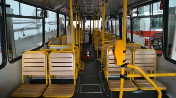 Dřevěná sedadla v MHD