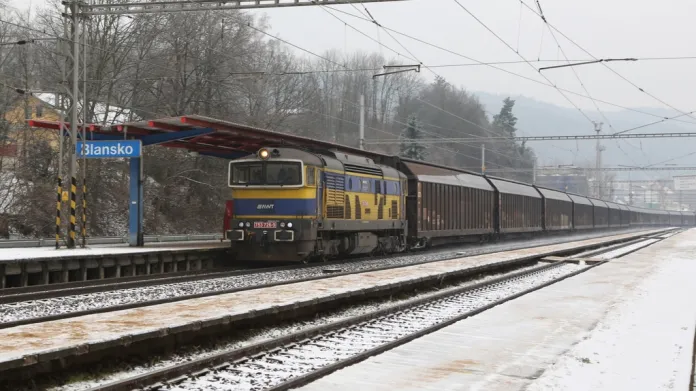 Na trati Česká Třebová - Blansko - Brno jsou používány dieslové lokomotivy