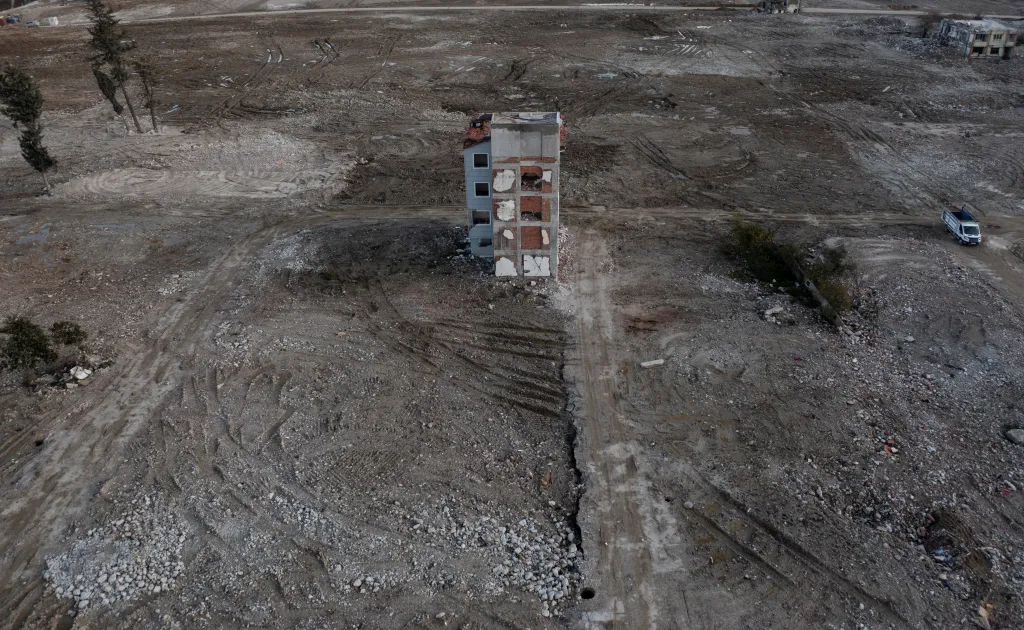 Nová novela zákona o transformaci území ohrožených živelními pohromami dala ministerstvu pro urbanizaci širokou pravomoc označovat soukromé pozemky jako rezervní stavební plochy, aniž by k tomu muselo získat souhlas vlastníků